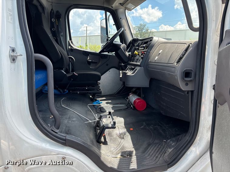 image for item YA0782 2023 Freightliner M2106 box truck