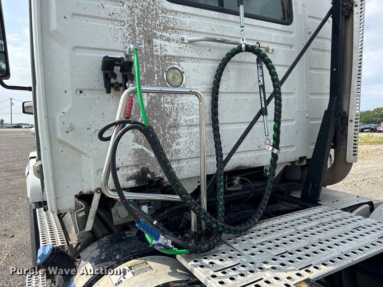 image for item YA0790 2016 Volvo VN semi truck