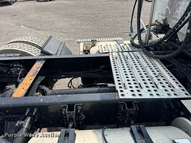 image for item YA0790 2016 Volvo VN semi truck