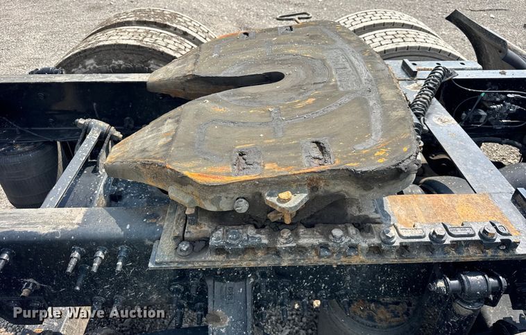 image for item YA0790 2016 Volvo VN semi truck