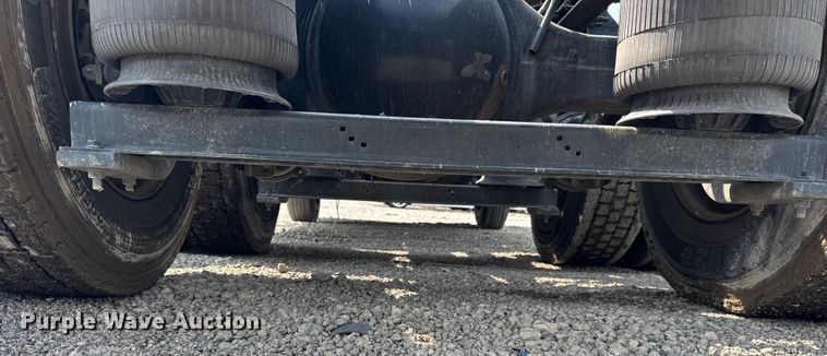 image for item YA0790 2016 Volvo VN semi truck