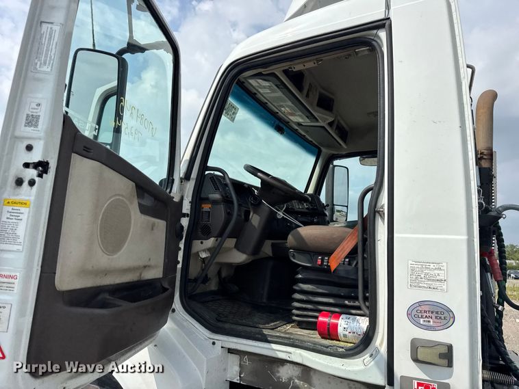 image for item YA0790 2016 Volvo VN semi truck