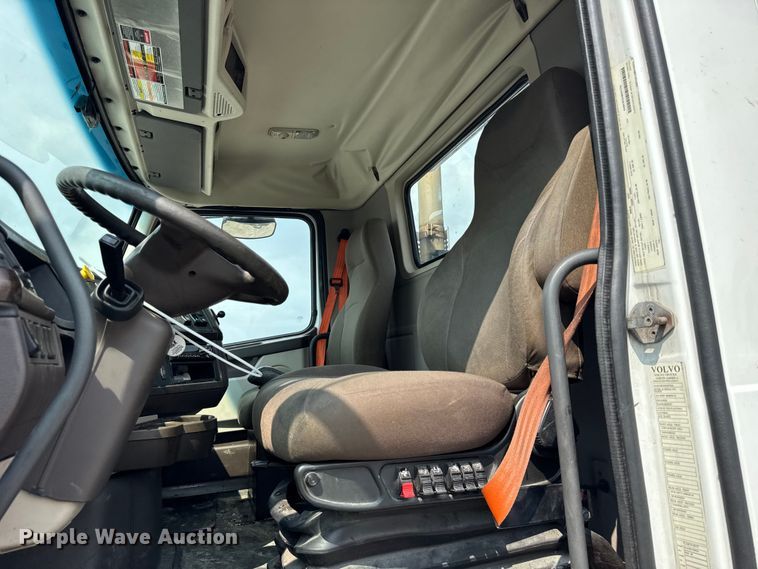 image for item YA0790 2016 Volvo VN semi truck