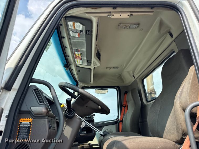 image for item YA0790 2016 Volvo VN semi truck