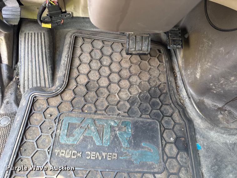 image for item YA0790 2016 Volvo VN semi truck