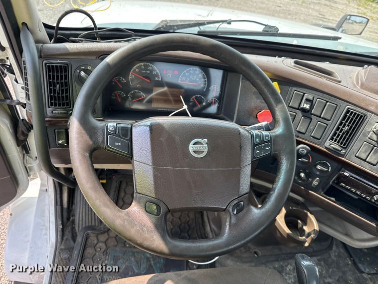 image for item YA0790 2016 Volvo VN semi truck