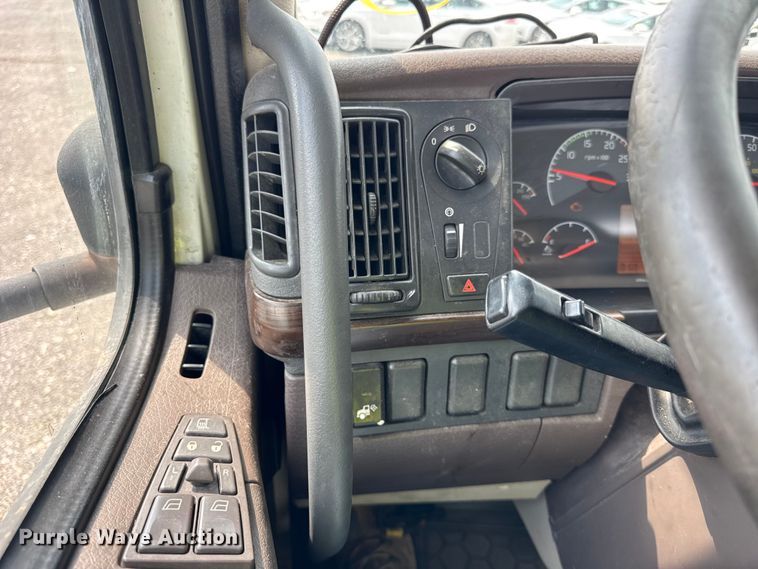 image for item YA0790 2016 Volvo VN semi truck