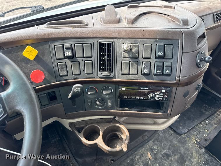 image for item YA0790 2016 Volvo VN semi truck