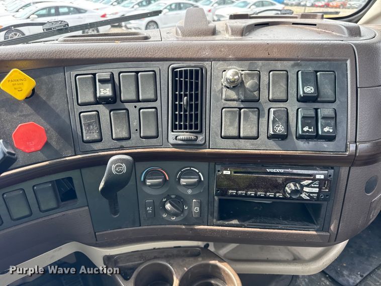 image for item YA0790 2016 Volvo VN semi truck