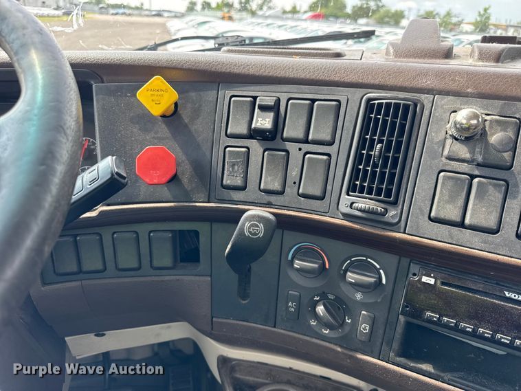 image for item YA0790 2016 Volvo VN semi truck