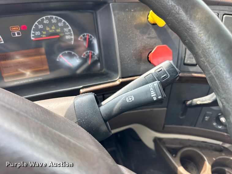 image for item YA0790 2016 Volvo VN semi truck