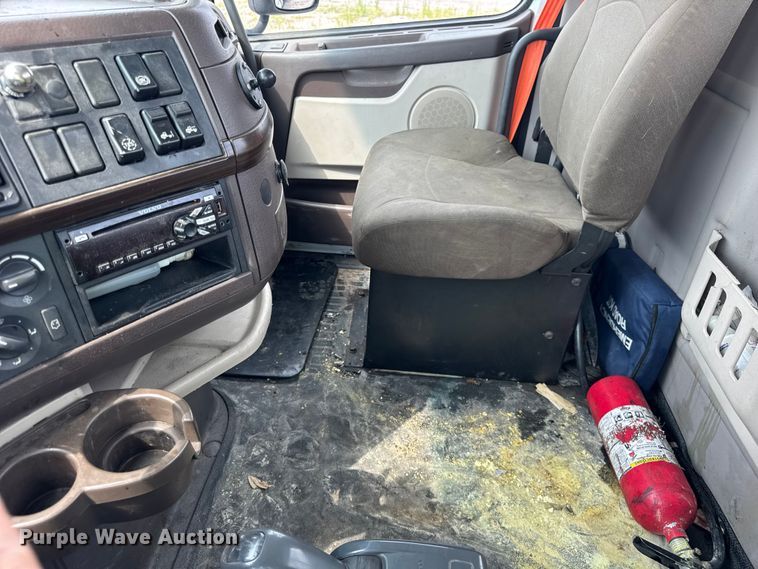 image for item YA0790 2016 Volvo VN semi truck