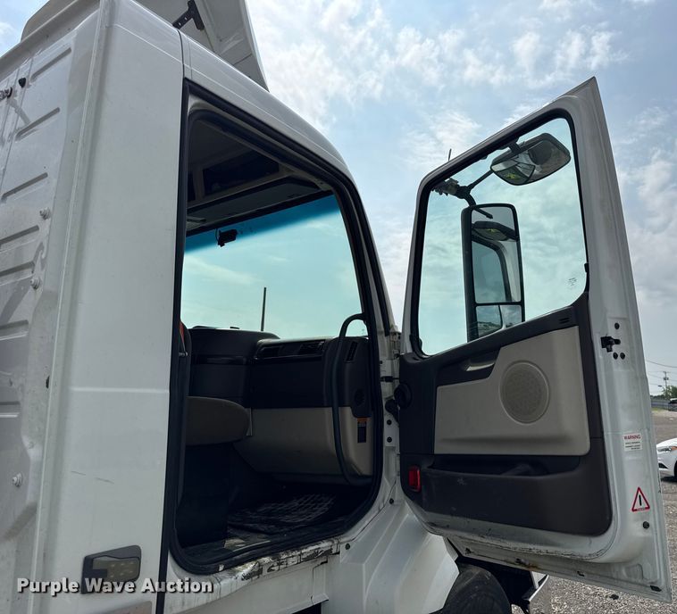 image for item YA0790 2016 Volvo VN semi truck