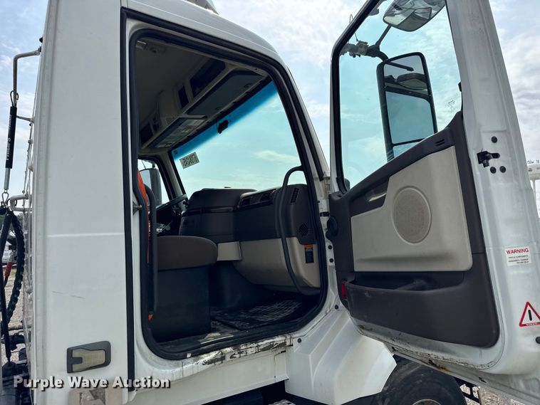 image for item YA0790 2016 Volvo VN semi truck