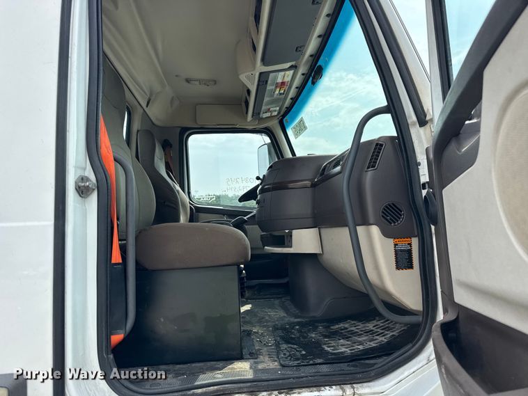 image for item YA0790 2016 Volvo VN semi truck