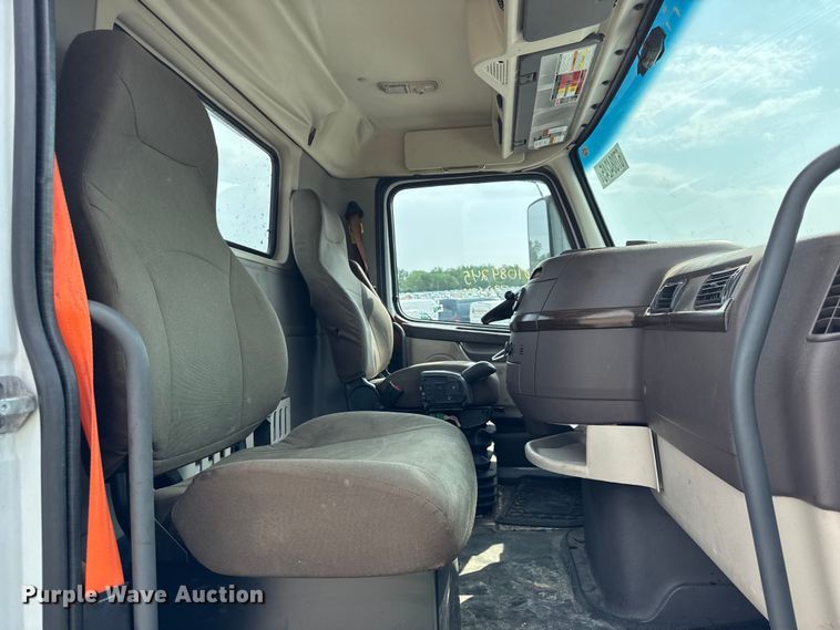 image for item YA0790 2016 Volvo VN semi truck