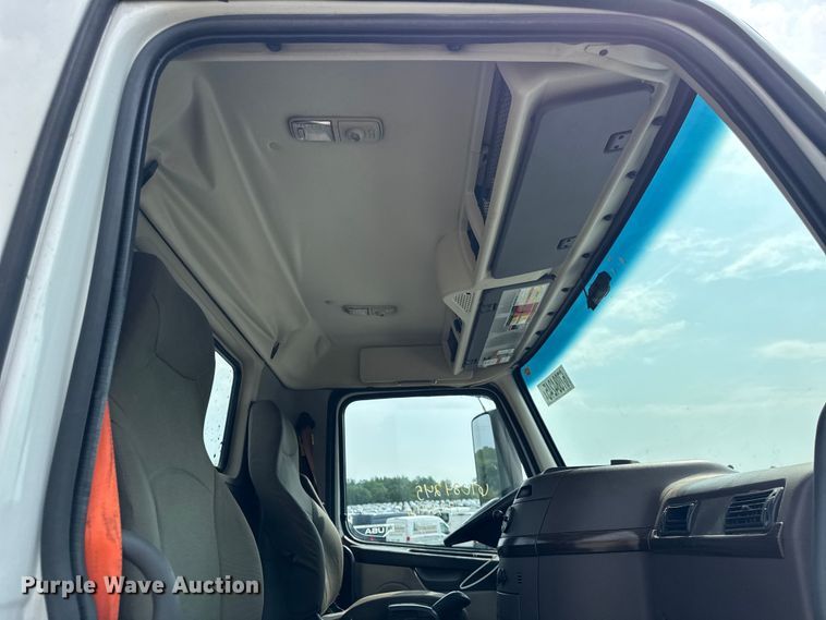 image for item YA0790 2016 Volvo VN semi truck