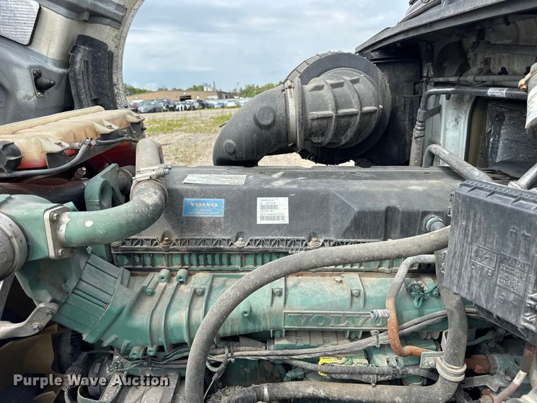 image for item YA0790 2016 Volvo VN semi truck