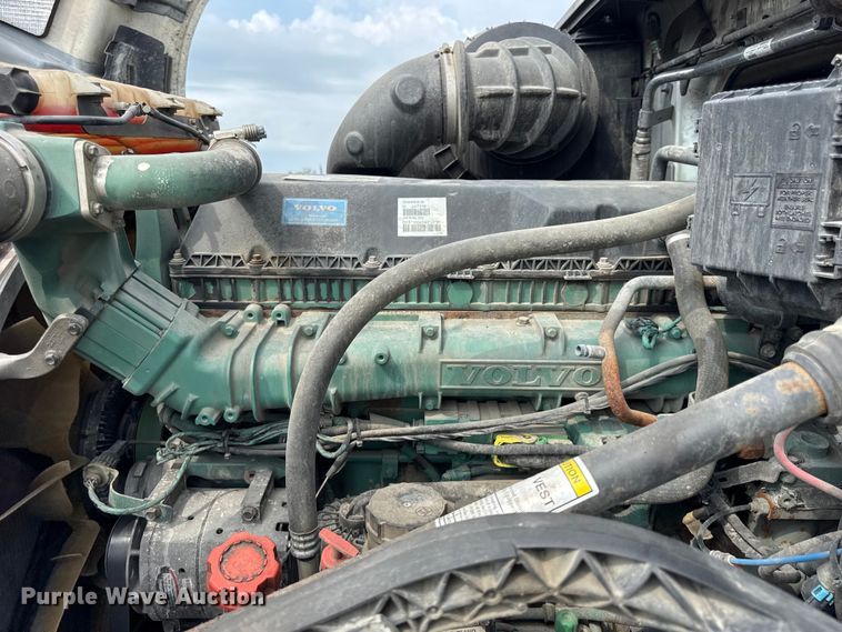 image for item YA0790 2016 Volvo VN semi truck