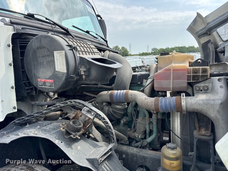 image for item YA0790 2016 Volvo VN semi truck