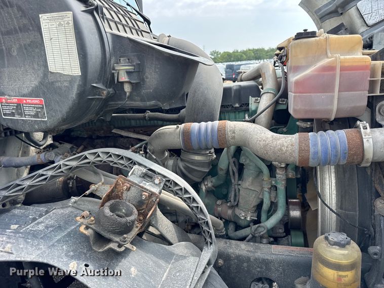 image for item YA0790 2016 Volvo VN semi truck