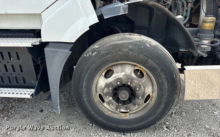 image for item YA0790 2016 Volvo VN semi truck