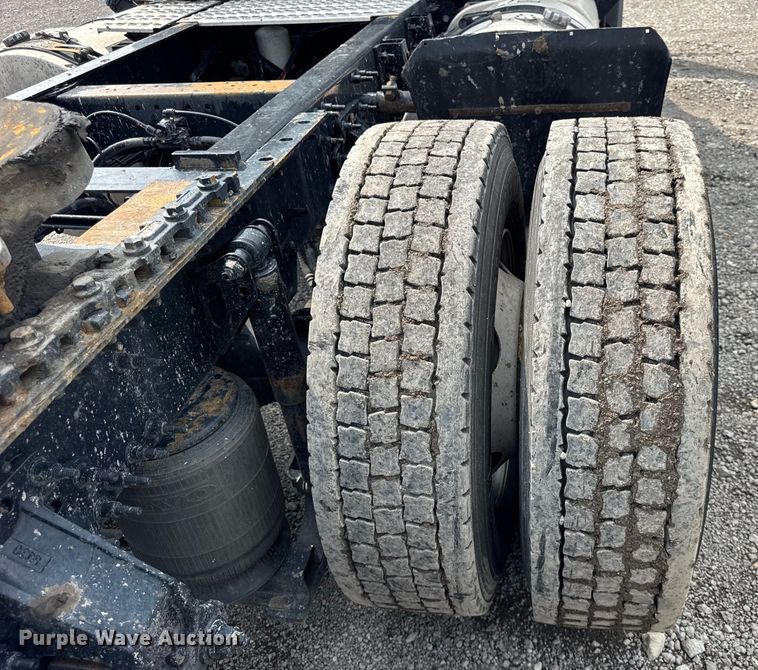 image for item YA0790 2016 Volvo VN semi truck