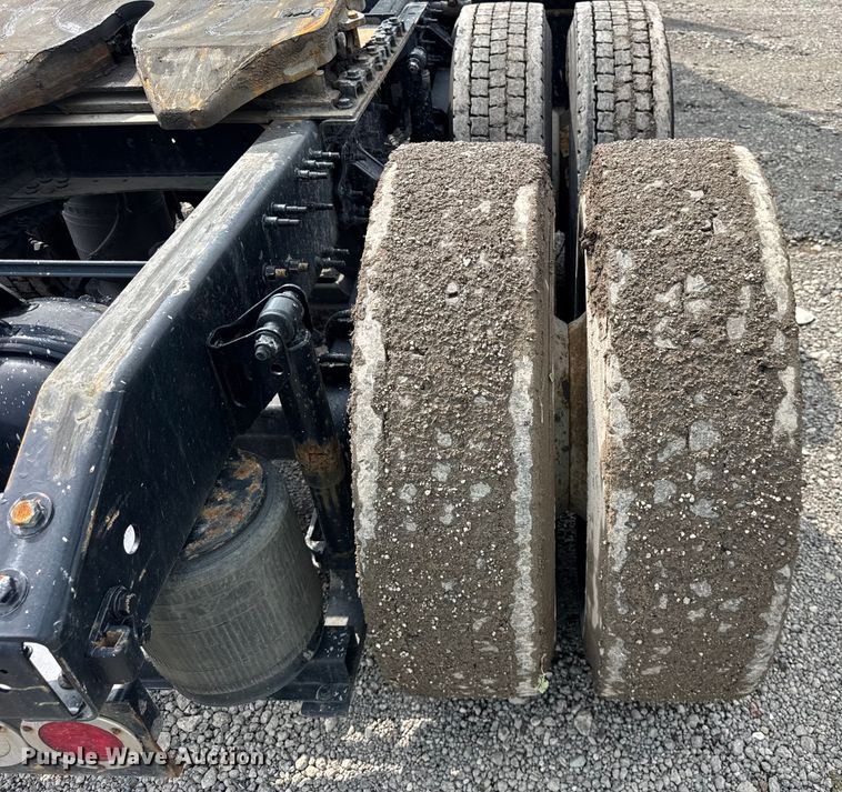 image for item YA0790 2016 Volvo VN semi truck