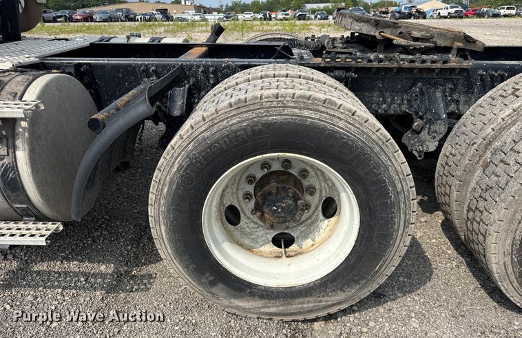 image for item YA0790 2016 Volvo VN semi truck