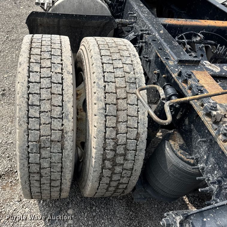 image for item YA0790 2016 Volvo VN semi truck