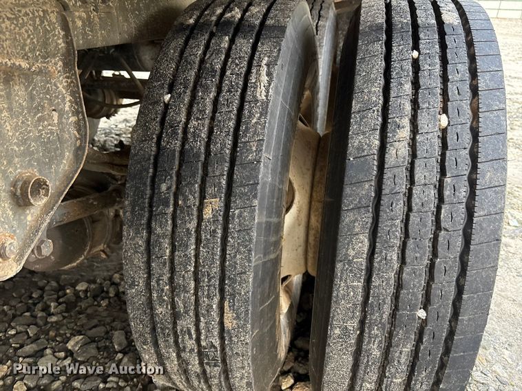 image for item YA0827 2003 Stoughton dry van trailer