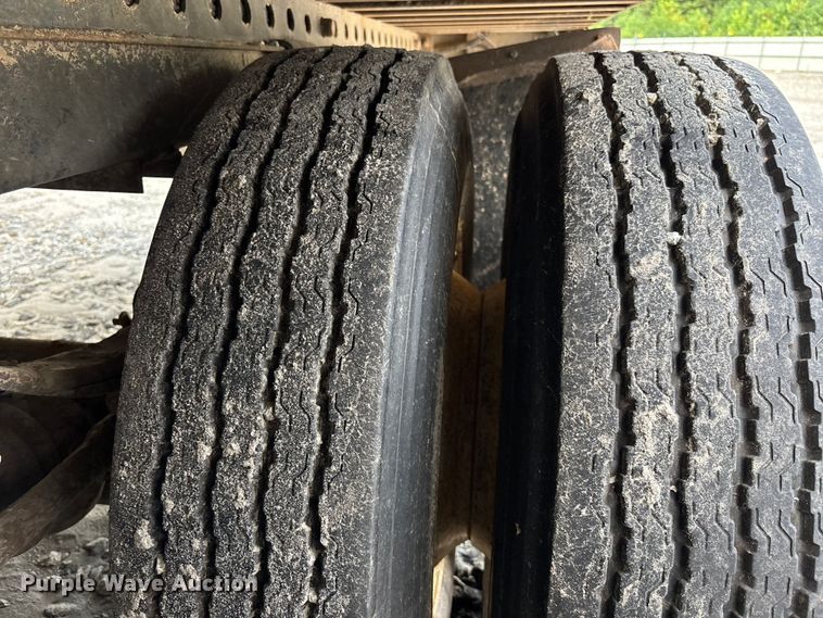 image for item YA0827 2003 Stoughton dry van trailer