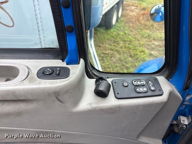 image for item YA0855 2016 International ProStar Plus 122 semi truck