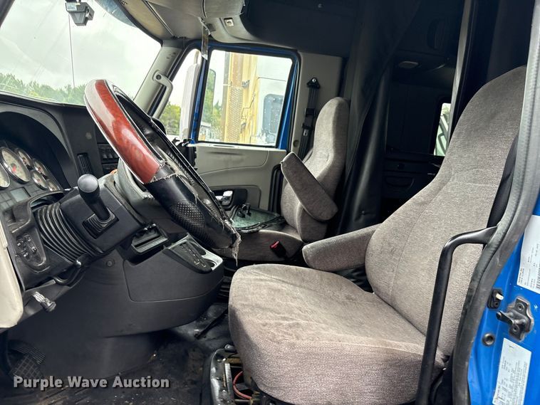 image for item YA0855 2016 International ProStar Plus 122 semi truck