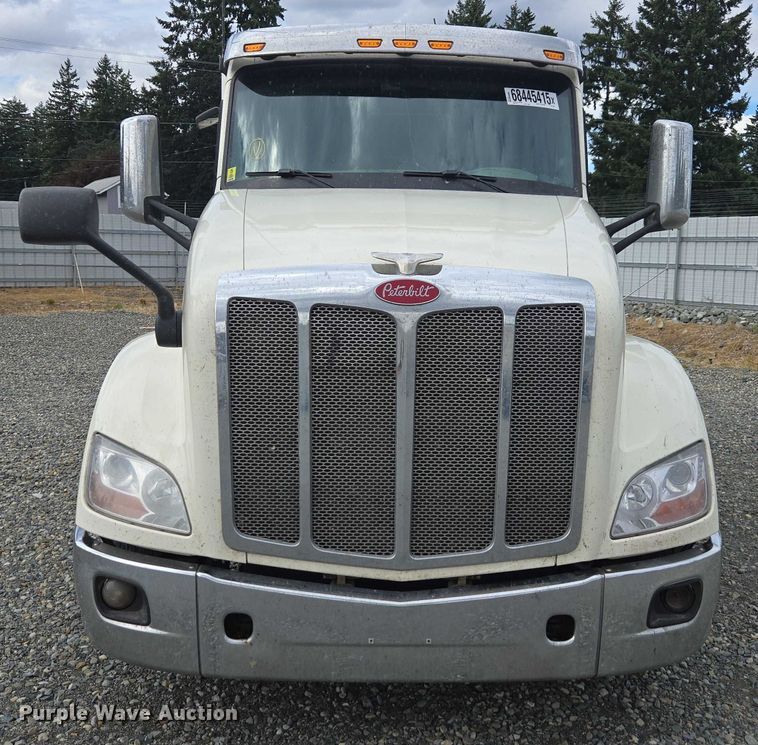 image for item YA0867 2019 Peterbilt 579  glider kit semi truck