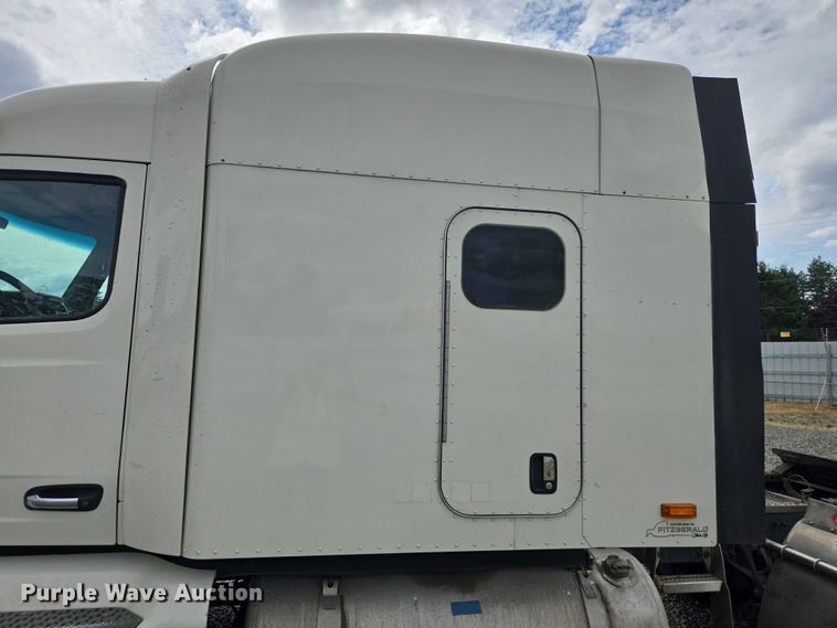 image for item YA0867 2019 Peterbilt 579  glider kit semi truck