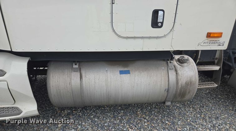 image for item YA0867 2019 Peterbilt 579  glider kit semi truck