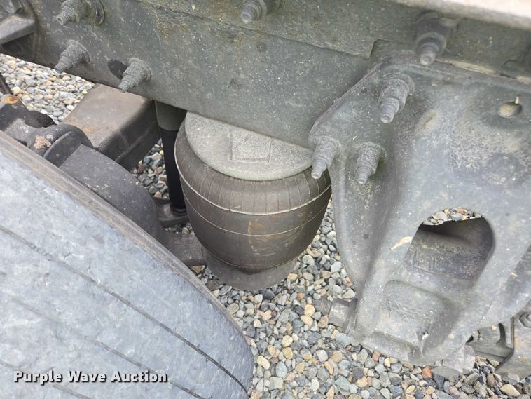 image for item YA0867 2019 Peterbilt 579  glider kit semi truck