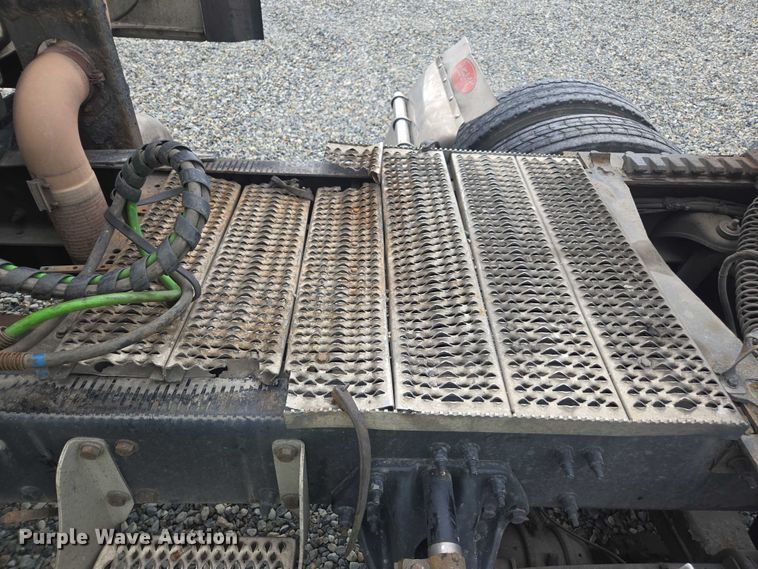 image for item YA0867 2019 Peterbilt 579  glider kit semi truck