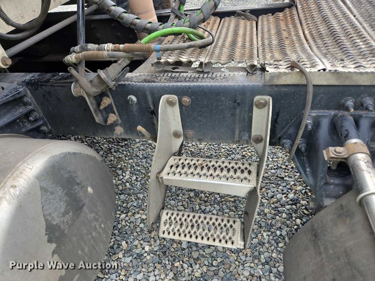 image for item YA0867 2019 Peterbilt 579  glider kit semi truck