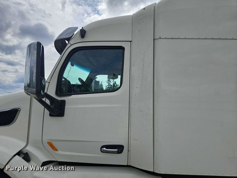 image for item YA0867 2019 Peterbilt 579  glider kit semi truck