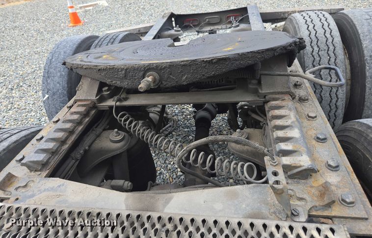 image for item YA0867 2019 Peterbilt 579  glider kit semi truck