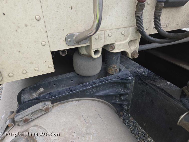 image for item YA0867 2019 Peterbilt 579  glider kit semi truck