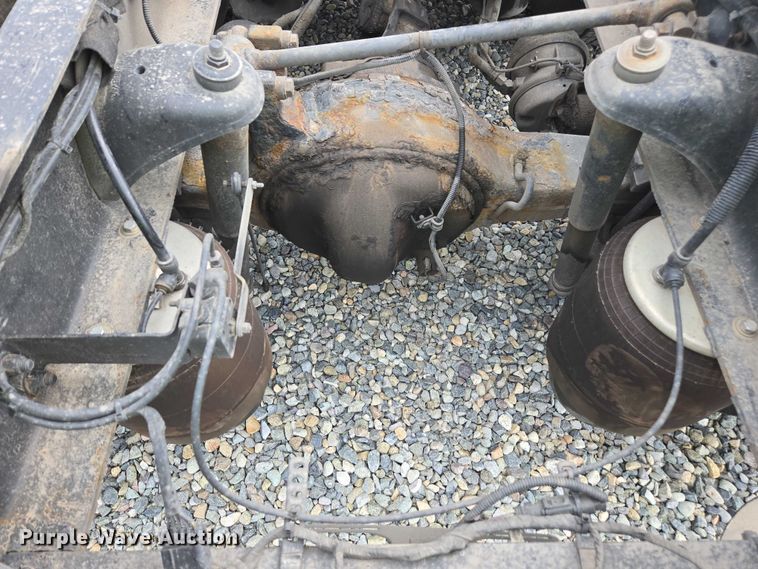 image for item YA0867 2019 Peterbilt 579  glider kit semi truck