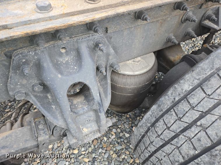 image for item YA0867 2019 Peterbilt 579  glider kit semi truck