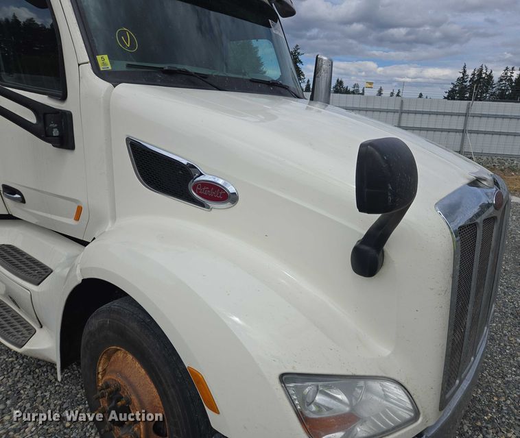 image for item YA0867 2019 Peterbilt 579  glider kit semi truck