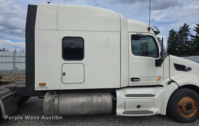 image for item YA0867 2019 Peterbilt 579  glider kit semi truck