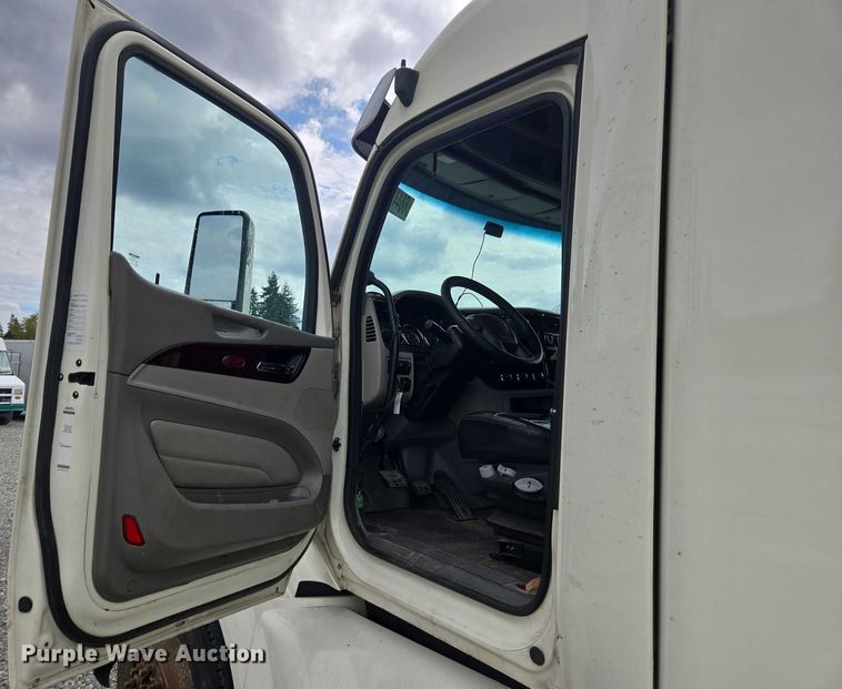 image for item YA0867 2019 Peterbilt 579  glider kit semi truck