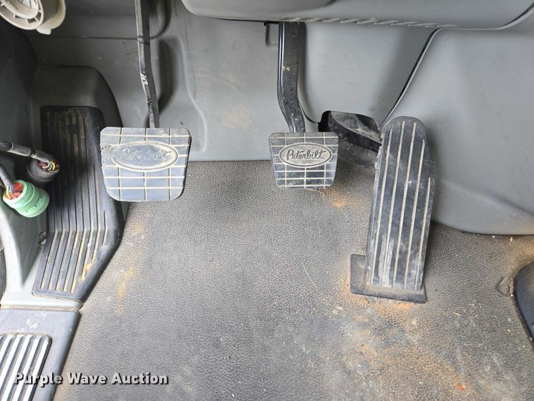 image for item YA0867 2019 Peterbilt 579  glider kit semi truck