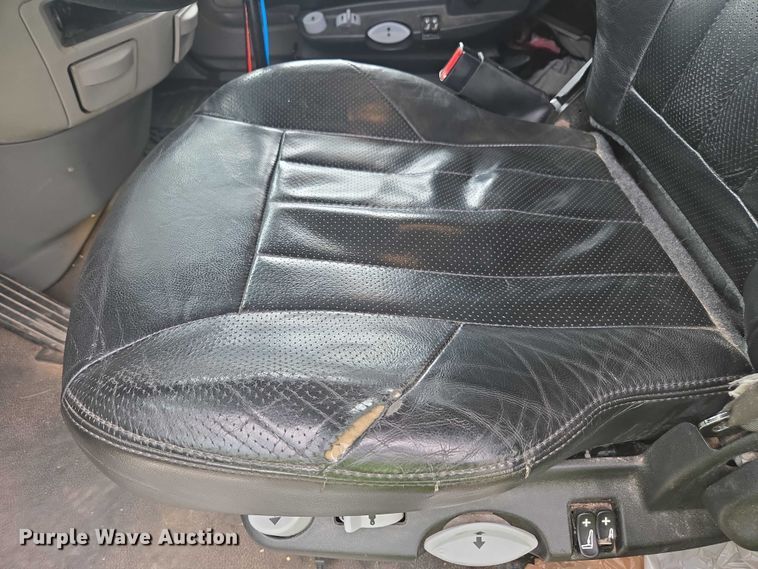 image for item YA0867 2019 Peterbilt 579  glider kit semi truck